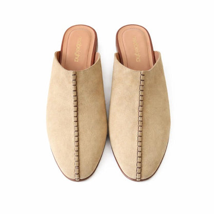color:beige