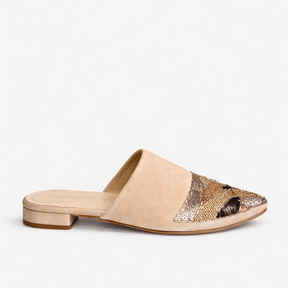 color:beige